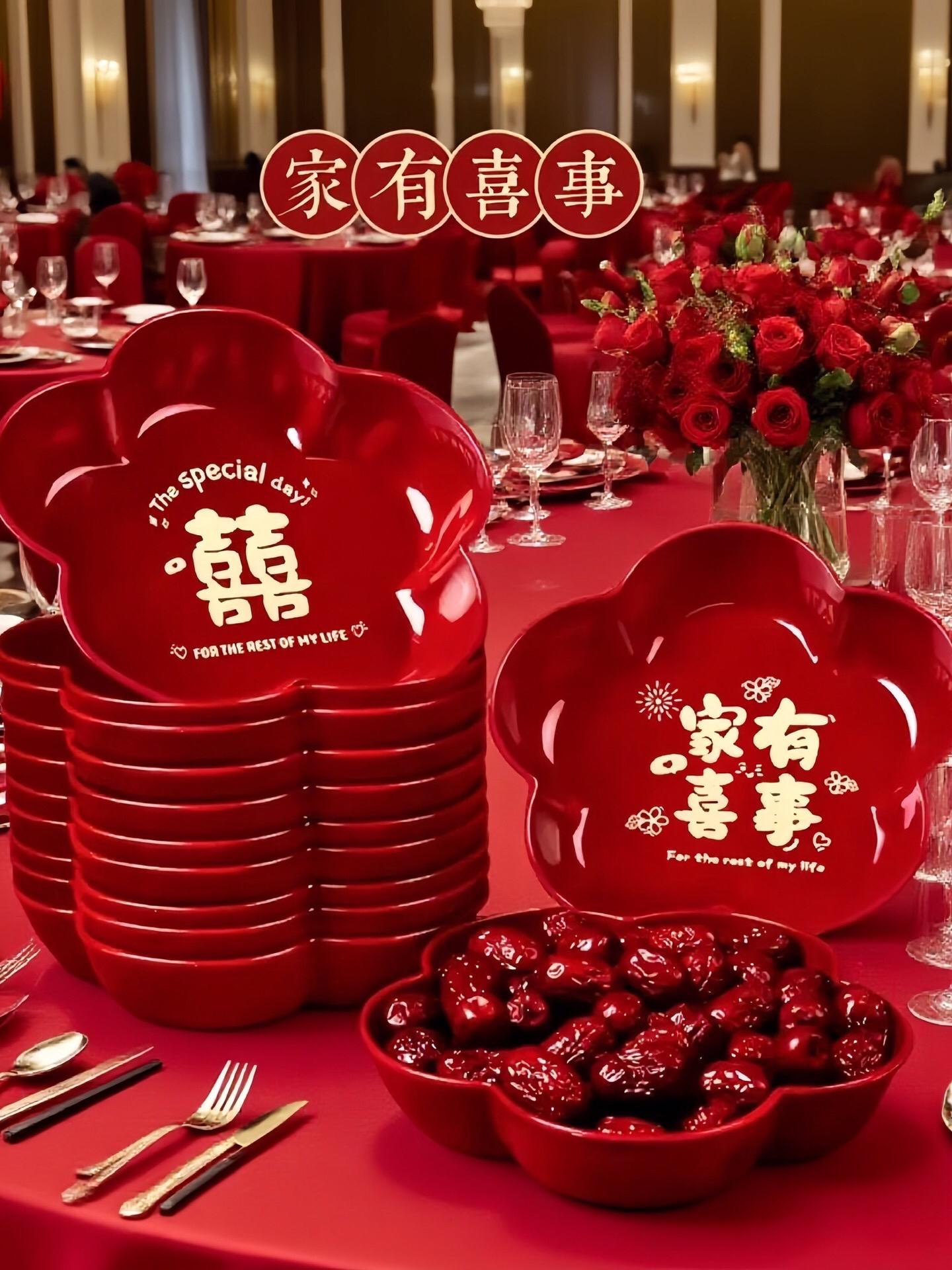 轻奢高端结婚果盘 ,以精致花朵造型呈现 .高清文旅勾勒出浪漫的花案,盘面点缀经典喜字图案,喜庆氛围瞬间拉满 。加厚材质打造 ,结实耐用更显示质感。边缘精细字打磨 。圆润光滑无毛刺 ,使用安全更放心. 无论是摆放坚果、糖果饼干各种水果 .都难为婚礼增添喜庆满满的格调 .#结婚果盘 #结婚果盘喜糖盘 #结婚果盘水果盘 #果盘 #果盘红色