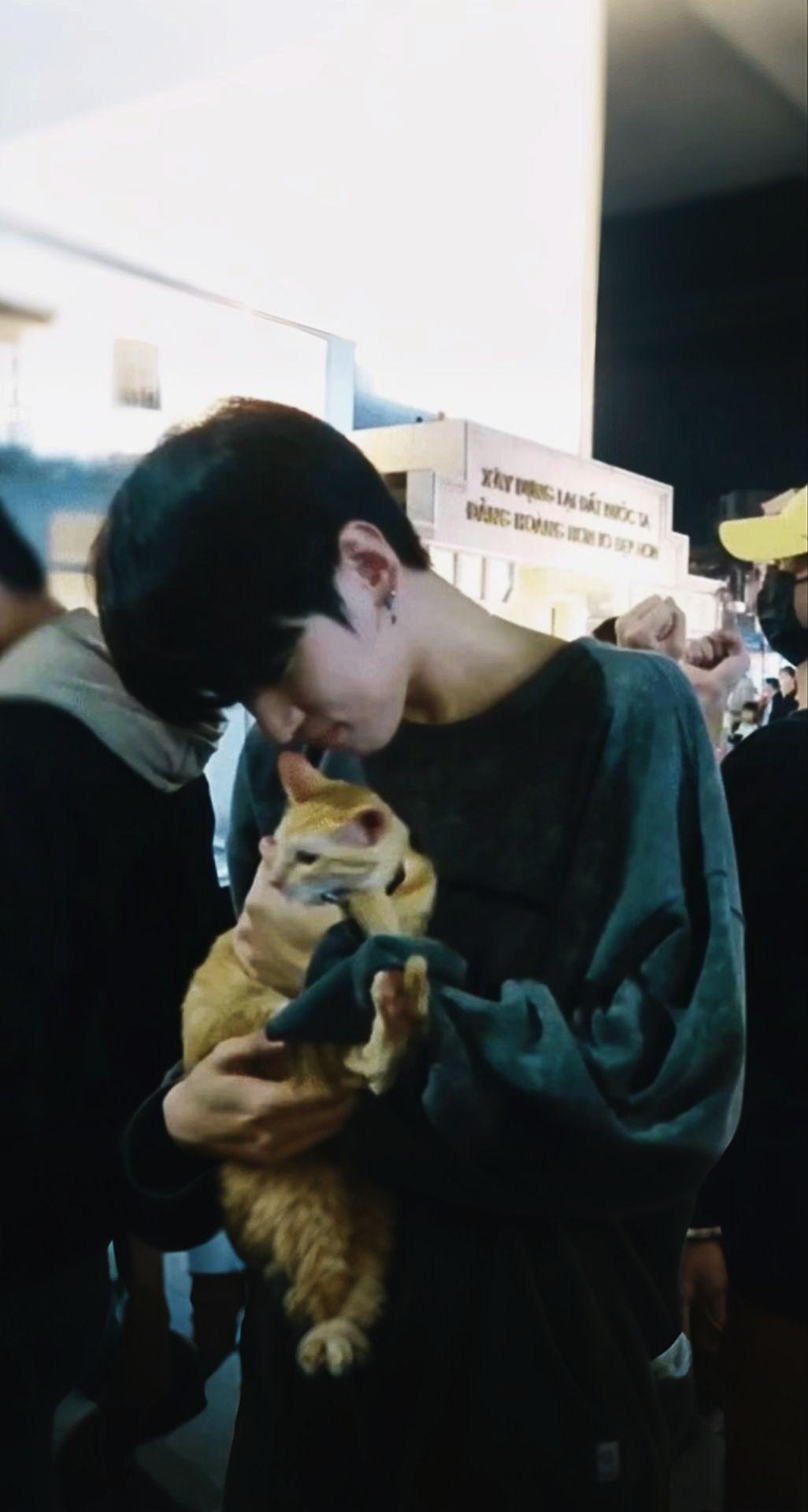 我的生命里有一个韩国人 我听过他的声音牵过他的手 体会过对视时的心动 感受过他怀抱的温度 我们曾有过一次又一次以分钟为单位的爱情 我不满足我贪心 幻想得到更多 可是他的心需要分成很多份 哪怕我的爱只给了他#朴宰灿 #朴宰燦