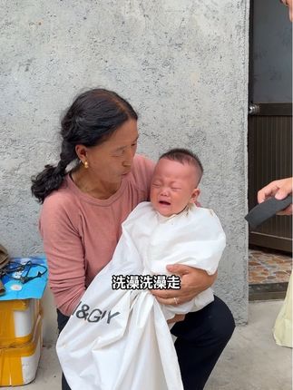 本来都说洛初长的像男孩,这头发一剪更像了…… #农村生活 #好物推荐🔥