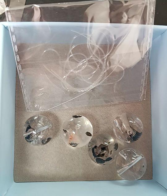 珠子挺大的,送了绳子和引线,我买来就是为了消磁,貌似有一个有点红泥骸骨的感觉,哈哈😁#我在抖音买买买