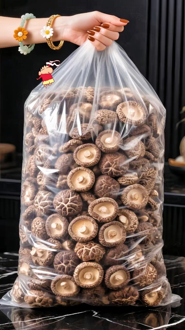 家人们,古田香菇闪亮登场! 每颗都是精选的优质香菇,菌盖厚实,菌褶紧密,肉质肥厚得很~ 口感鲜嫩爽滑,Q弹有嚼劲,香气更是浓郁扑鼻。 炒菜、煲汤、涮火锅,有它就能给菜肴增添浓郁鲜香和丰富口感,绝绝子!#妈呀太好吃了 #优质农产品 #营养丰富 #古田香菇干货 #香菇干货