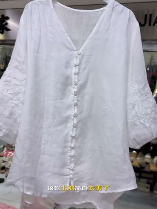 时尚减龄别致圆领前扣设计中袖薄款刺绣束口边半身衫#夏季穿搭 #面料柔软舒适 #穿出自己的风格