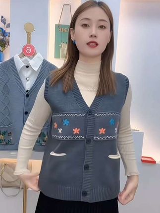 双口袋马甲。女士春秋新款。V领单排扣提花宽松针织衫,无袖背心坎肩#针织衫 #内搭外穿都好看 #春秋新款 #马甲背心 #针织马甲