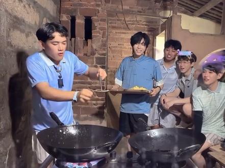 舌尖上的打扰#何秋亊 #土豆 #大大怪 #孟令辉 #陈小佳 @杰尼龟 @何秋亊