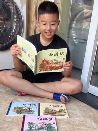 四大名著终于有小学生版的了!很多妈妈一年级开始就给孩子读四大名著了,因为家长们都知道四大名著是小学到高中必读必考的书目,担心孩子读不懂。可以用这种连环画板的四大名著,它里面的内容幽默搞笑,故事有趣生动,孩子们很喜欢。全文都带注音,低年级孩子也可以无障碍阅读,每回合后面都有总结重要知识点,帮助孩子抓住重要考点。快要放寒假了,给孩子准备起来读一读吧!#儿童读物 #小学语文 #让孩子爱上读书 #童书推荐 #小学生必读