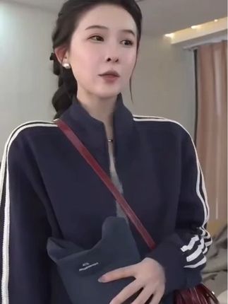 双拉链三条杠短款蓝色运动外套女卫衣2025少女新款立领修身上 #百搭上衣 #早秋上新 #经典不过时系列 #休闲穿搭 #无限回购的宝藏单品