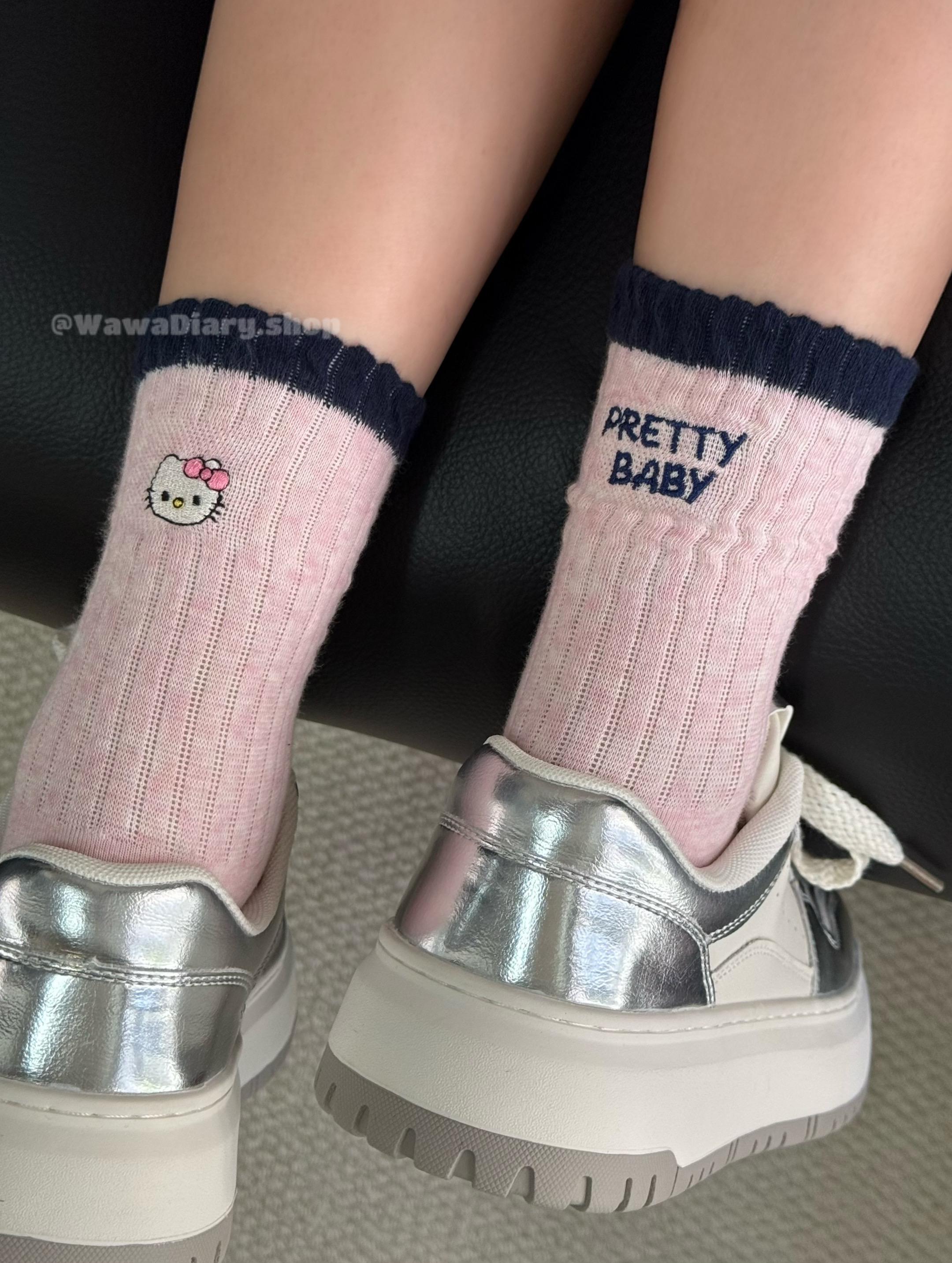 好可爱呀~kitty袜子粉蓝配色🐱太好看了叭! kitty系列从不会让我失望 又是可爱的宝藏袜子! 柔软棉质 软软的 泰舒服辣 点子纱增加柔和感 藏蓝色边边可爱中又带点复古感~ 后跟刺绣敲精致 是AB式哒 4色 呜呜 可爱入秋噜~ #袜子推荐 #袜子 #可爱的袜子 #棉袜 #kitty