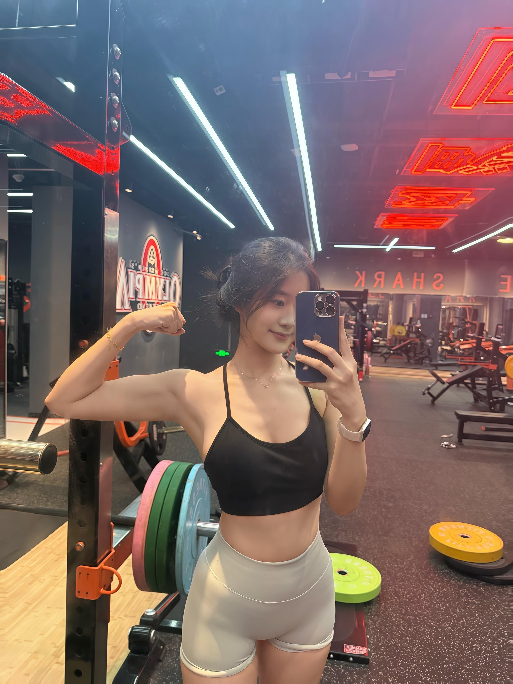 握不住的东西太多了 能握住哑铃就行了#健身 #健身穿搭 #健身小白 #毫无训练痕迹