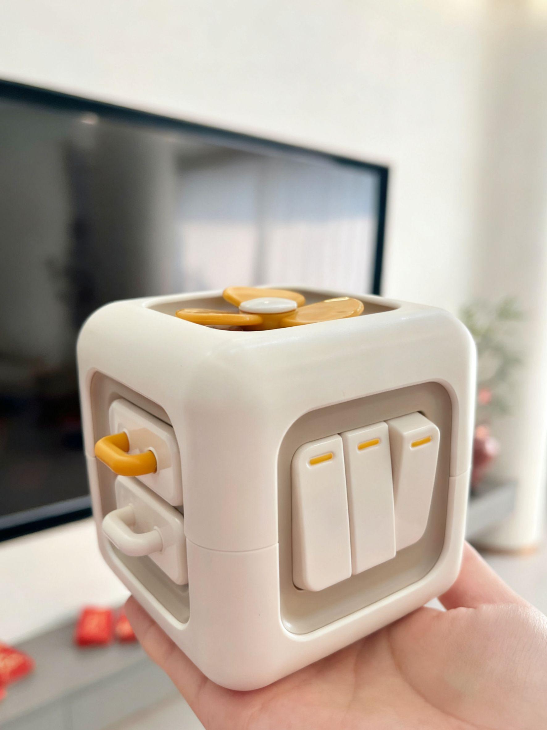8月去儿保,人类质检员👩⚕️夸了她手指挺灵活~ 在家时不时拿出来盘,抠抠拉拉按按 小手忙个不停,还能锻炼手眼协调能力❗️ 主要是能安静好一会儿~🤘 #蒙氏教育玩具 #婴儿玩具 #一岁宝宝玩具 #宝宝精细动作练习