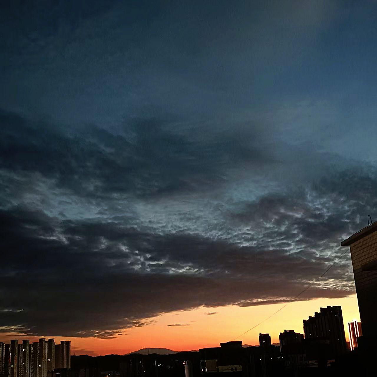 唉,太难太难了😮💨#黑云压城城欲摧 #🐟🐟🐟#缝隙中的夕阳!