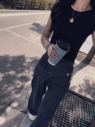 记住跟男人关系再好,也不要全信,当他跟你翻脸的时候,你就啥也不是了,不管你曾经多爱他,对他多好,只要他一变心你就一文不值。其实我们都知道,爱会消失,承诺会失效,人也会走散。只是我们太执着。都相信自己是个例外。可到最后无一例外#遮肉显瘦 #时尚休闲女装#牛仔裤穿搭