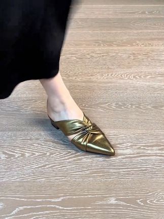 夏天出门就穿它!银色尖头拖鞋,时尚气质百搭款! 姐妹们!这个鞋子真的太百搭了吧!!#时尚凉拖鞋 #凉拖鞋女外穿 #尖头凉鞋女 #透气舒适 #通勤搭配 