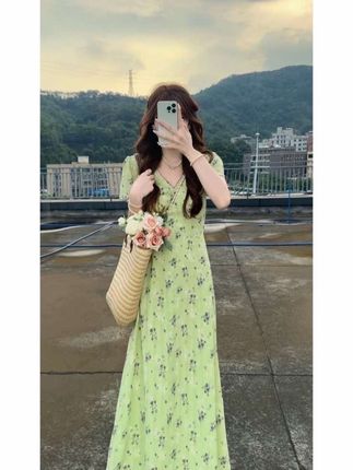 V领花边2025年夏季新款宽松百搭绿色碎花 长裙#温柔风穿搭 #气质仙女裙穿搭 #连衣裙 #约会穿搭 #夏季穿搭