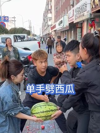 单手劈西瓜,小伙真能吹。#时代小哥