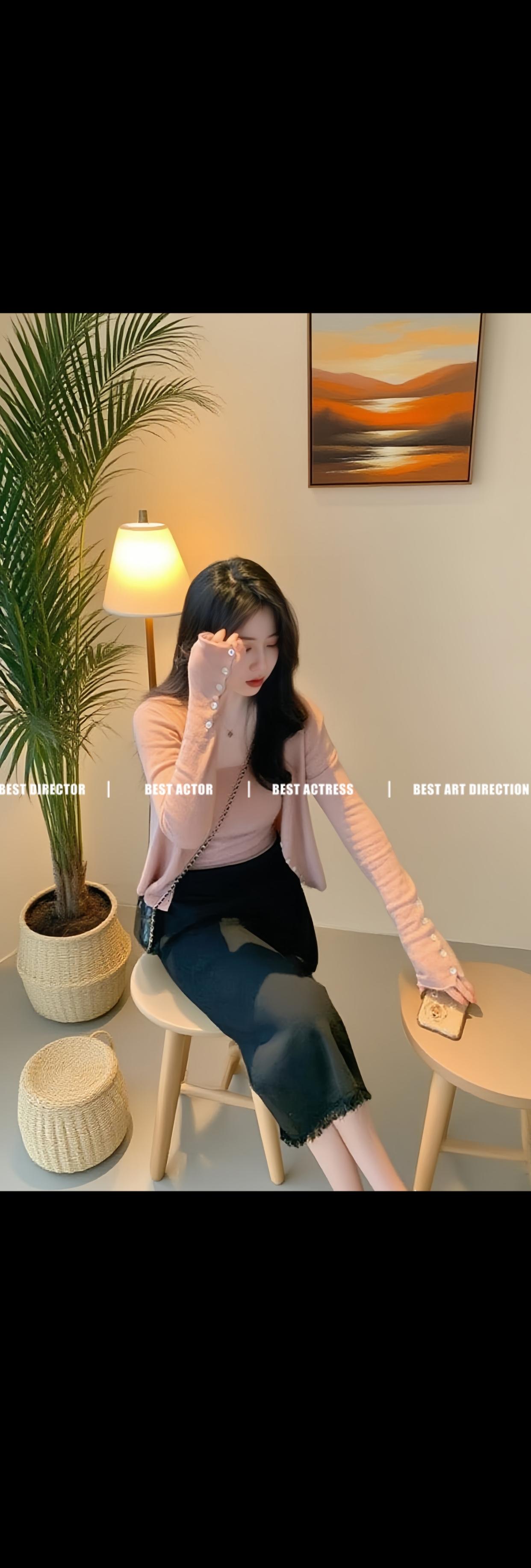 早秋轻熟风三件套!温柔到骨子里 宝子们,针织开衫+吊带+包臀裙绝配!开衫软糯显瘦,吊带内搭精致,长裙勾勒曲线,整套简约又时尚~ 早秋穿刚好,通勤约会都可,轻熟感拉满,谁穿谁有气质! #早秋新款 #轻熟风穿搭 #针织开衫 #包臀长裙 #温柔风套装