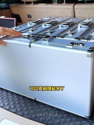 这么多红酒礼盒还有开酒工具 今年中秋我在直播间等着你来!#中秋送礼 #红酒礼盒 #红酒开瓶器