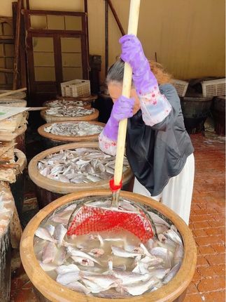 大缸传统老工艺淹咸鱼
