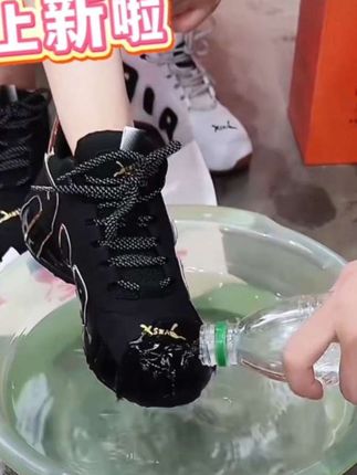 #上热门 【爆款】艾玛世盛世【高定轻奢】新款轻奢品男女同款百搭休闲鞋 轻奢风的休闲鞋真的太好看了 质感超级棒 穿上特别显高级感 时尚百搭 简直帅炸了 不仅颜值高还舒适 柔软就像踩在云朵上#面料柔软舒适 #穿搭#百搭#休闲鞋@DOU+小助手