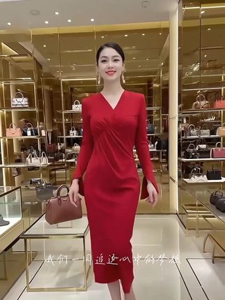 💃姐妹们!这款红色连衣裙太绝啦! V领设计超显脸小,收腰褶皱完美勾勒身材曲线,喇叭袖还带着优雅小细节~日常穿,喜婆婆喜妈妈,不管是约会还是重要场合,穿上它你就是焦点✨现在小黄车直接拍,入手, #显高显瘦 #婚礼妈妈礼服 #红色连衣裙 #修身显瘦鱼尾裙 #新款连衣裙