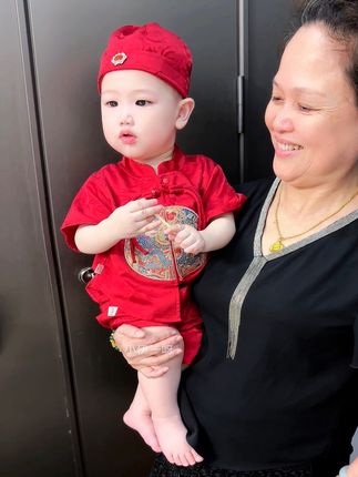 宝宝心里想:我的一百零花钱换爸爸这个会不会有点亏😳#被你萌化了 #万万没想到 #搞笑 #周岁礼服 #小伊一呀