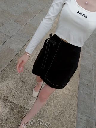 我们好像什么都没做错,却走到了再也不见的地步,就像秋天的叶子,明明还绿着,却被风硬生生吹落了。#梨形身材穿搭 #穿搭我是认真的 #小个子穿搭