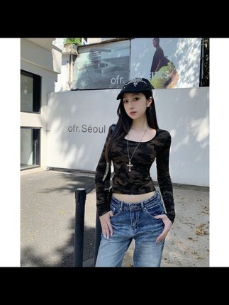 多领口美式辣妹短款迷彩长袖T恤秋季百搭修身显瘦甜酷正肩上衣女#爱了爱了 #潮酷穿搭 #谁穿谁好看系列 #辣妹穿搭