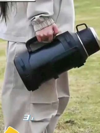 这是一款带杯盖、能泡茶又能保温的户外大容量保温壶,它这个内底呢,还是三幺六不锈钢的,保温效果好,带双层加深的一个滤网,可以做到茶水分离,全钢一个杯盖。喝水就很方便了,上班、约会还是旅行,带上一大壶开水,随时都能喝到热腾腾的水了。加厚的一个,开合自如,把手坚固耐用携带。#保温壶 #方便又实用 #好物分享🔥