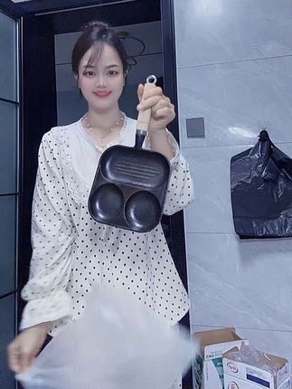 我家每天给孩子做早餐,就用这款三合一早餐煎蛋锅,一锅搞定特别方便!它能做出各种美食美味,不串味,防烫手柄,也好清洗,燃气灶电磁炉都能用,真是省时又省力,真不错!#煎蛋锅#厨房好物#三合一早餐锅#实用好物