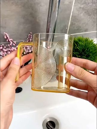 姐妹们,这款轻奢透明的漱口杯你见过吗?高颜值漱口杯,自带牙刷收纳仓,这样就不会存水在杯内,真是干净卫生又美观#洗漱杯#漱口杯 #方便又实用