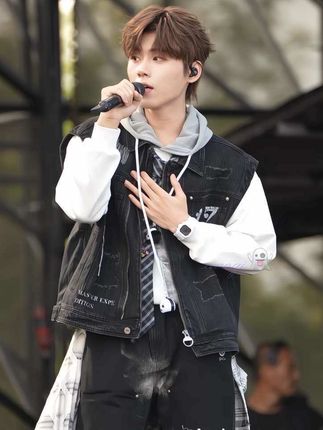 用《曲终人亦散》开场也是很妙了🥹#en王翊恩 #北京乐见潮向音乐嘉年华 #曲终人亦散 #现场版live #帅炸了