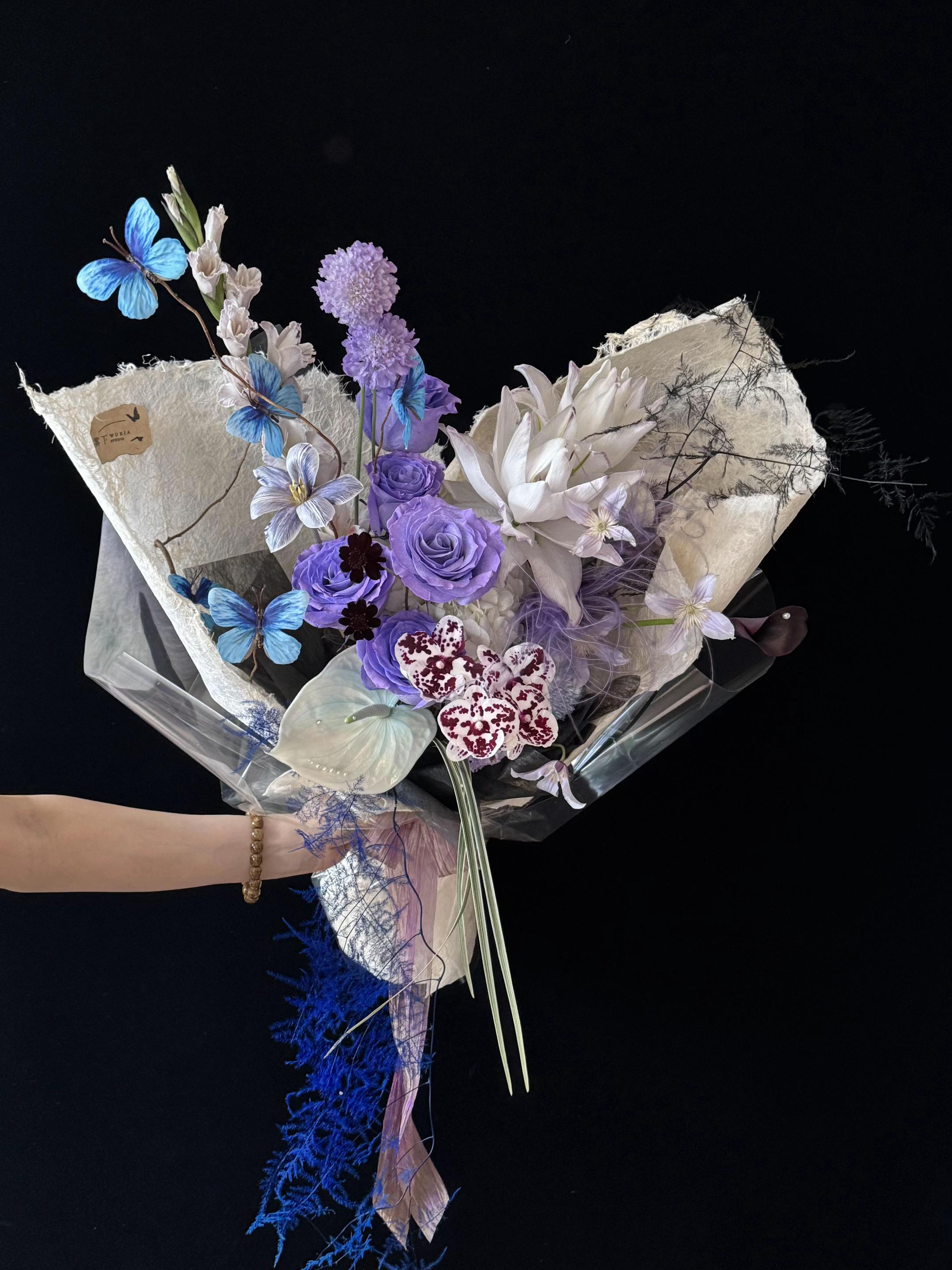 蝴蝶🦋哲学,万物和我都是自由诗#蝴蝶#小众创意花束#鲜花 #花艺 #紫色控