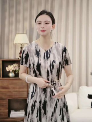 夏季真丝桑蚕丝短袖印花连衣裙洋气中长款大码女装宽松裙子妈妈装#夏季连衣裙大赏 #印花连衣裙夏季 #大码女装 #宽松裙子穿搭 #洋气妈妈装