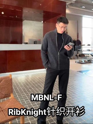 跟着秦磊学穿搭不踩坑#秋日毛衣之宽松遮肉版 #毛衣开衫外套 #面料柔软舒适 #休闲减龄穿搭 #男装