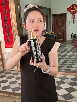 头发打结分叉,毛躁梳不开,想要头发顺滑透亮的,用上完美缇娜沙龙洗发水,控油蓬松,去屑止痒,柔顺发丝,而且洗完香味浓郁,留香持久#洗发水 #洗发水推荐