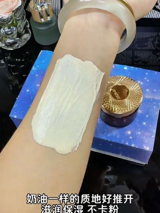 着急出门不想瓶瓶罐罐涂太多的,快来用这款#素颜神器 抹在脸上不起皮不卡粉,自然提亮肤色 不闷肤 不假白,水润不油腻,真的不错#素颜霜 #贵妇膏 #懒人素颜霜提亮肤色