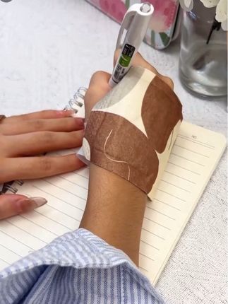 冬天孩子写字手冰凉?快安排这个穿戴式暖手宝! 它不用充电,接触空气就自动发热,套手上服帖又舒服,完全不影响孩子读书写字。发热时间还长,一天一片就够。全家老少都能用,家里多囤点准没错,再也不怕冬天手冻得没法干活啦! #收好帮手#保暖又方便#穿袋式暖宝宝