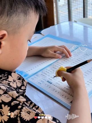 幼儿园口算没有捷径,只有多多练习。这本口算一万道,里面题型全面#每日学习打卡 #每天进步一点 #幼升小 #幼儿数学