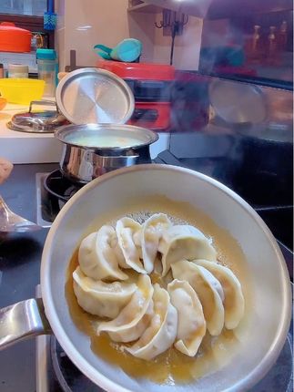 #我要上热门 特百惠20cm炫彩平底锅 煎饺子太好用了 我闺女问我今天的饺子是不是买好了放进去的🤭