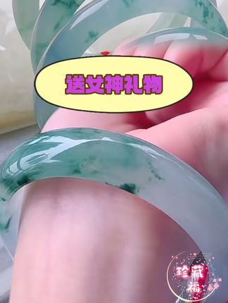 收藏毕业款,一款高冰飘花手镯,精致浪漫又走心礼物就是它!手镯种老冰透#手镯直播间#高冰种#玉石魅力#冰透花玉手镯@DOU+上热门