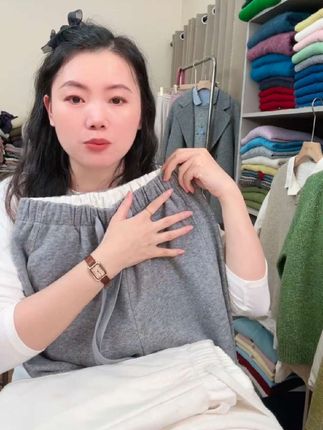 版型是不挑人的简约款,搭卫衣慵懒随性,配大衣利落显气质,日常通勤、出门逛街穿都合适,抗皱面料还不用费心打理,秋冬刚需裤子选它准没错!#秋冬遮胯神裤 #云朵直筒裤显瘦 #不挑身材的秋冬裤 #垂感直筒裤穿搭