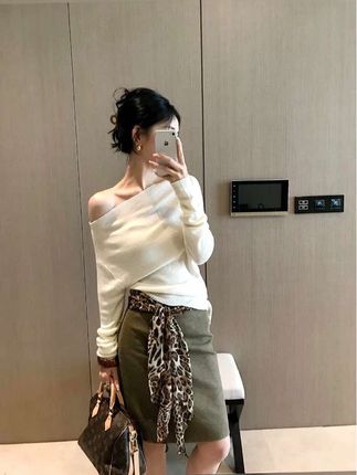 姐妹们,这套真的太好看了,上衣是那种针织面料的,很柔软很舒服,而且它是这种单肩的设计,就显得我们肩膀很好看,然后裙子是那种高腰的包臀裙,可以很好的遮住我们的肚子上的肉,而且它还是这种长款的,就可以盖住我们的腿,不管你是腿粗还是说有点小肚腩都可以遮住。#纯欲天花板 #纯欲风#纯欲#纯欲穿搭#高级感穿搭