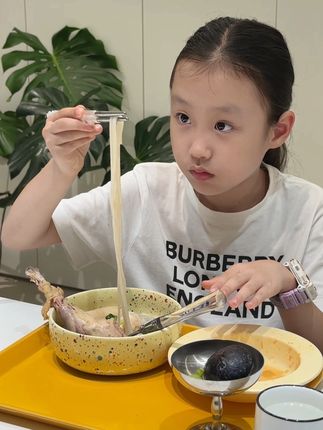 欢迎收看给娃做的不凑合晚餐,晚餐食谱:竹荪虾滑、松茸鸡汤米线,番茄炒卷心菜、无花果。#竹荪虾滑 #鸡汤 #饭渣宝宝逆袭