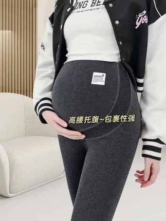小孕妇们,冬天真的要拥有一条暖呼呼的打底裤,这条打底裤加绒加厚,穿上立马升温,弹力很大,不会勒腿,也不会勒肚子,一体绒,不会掉毛,摸起来很舒服,冬天搭配卫衣,保暖又好看。#强烈推荐 #梨形身材穿搭 #一个身体两个心跳 #孕期穿搭 #秋冬穿搭