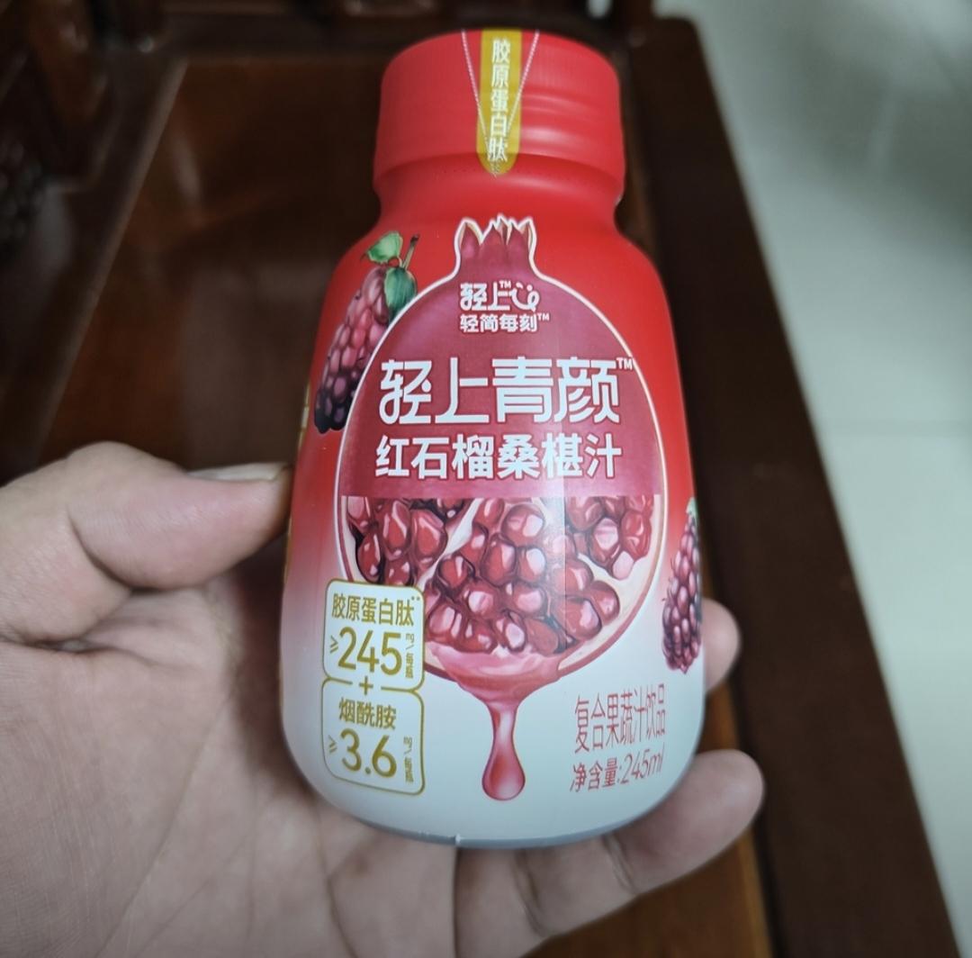 红石榴桑椹汁。这款红石榴桑葚汁好好喝!采用独立包装的,每一瓶都因蔗糖零添加而更放心,口感更是清甜爽口的,还含有百分之三十元果汁成分。喝完忍不住想再来几罐?立即下单即可获得十瓶优惠!