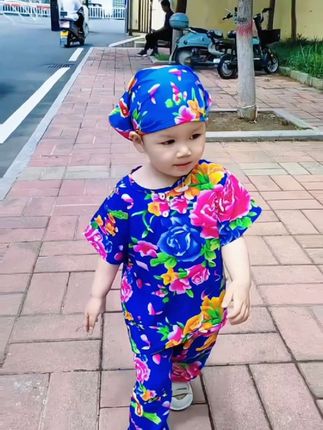 #上热门话题🔥🔥🔥 东北大花衣一穿,这感觉不就来了🤣 #婴幼儿服饰 #萌娃穿搭 #越养越上头的人类幼崽 #夏季新款