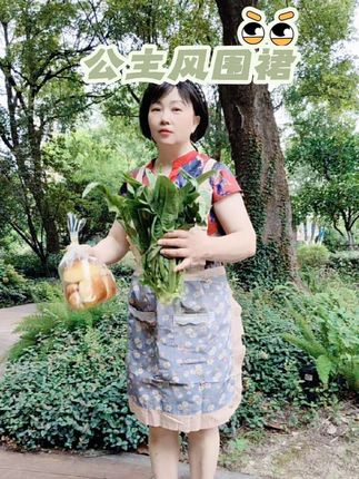 公主风围裙 夏日厨房也能自带甜妹滤镜~这款纯棉薄款围裙轻软透气,公主风蕾丝花边缀着小蝴蝶结,系带设计不勒腰,溅油污渍一擦就净,做饭也能美成童话主角#厨房好物 #公主风围裙 #夏日厨房必备@抖加🔥上热门🔥dou+🔥热点宝