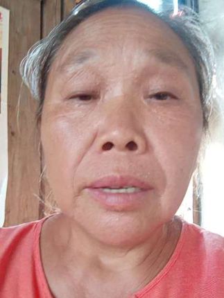海霞呀,海霞,你到底在哪里?你是不是跟那些无法分子坏分子腐败分子利用了?你到底是不是被控制了?是不是在传销组织里面被控制了?还是在学校里面出事了?你给我投个梦,你在梦中告诉我,我只梦见你回来敲门,你说妈妈呀,救我,你是海霞他们要杀你,他们要打你,我梦见你回来敲门,到底发生了什么?在梦中告诉我好吗?上放国庆了,别的孩子都会回来了,你没有回来,我心里不是个滋味啊,看着别人一家人其乐融融的,我们家里再也没有了欢声笑容,再也听不到你的笑声,看不到你的身影,我们心里是什么样的滋味哦?你们说家人们这种感受,这种感觉你们能感觉得到吗?你们能体会得到吗?你们体会不到非常的难受,说不出来这点滋味,难受的这点滋味