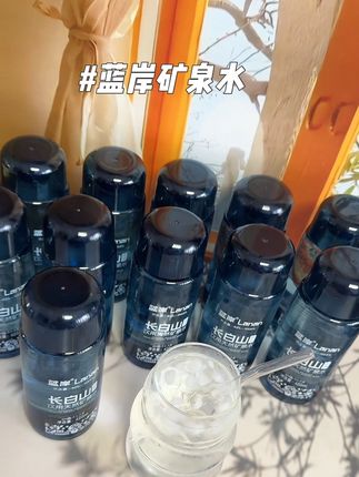 #蓝岸天然矿泉水 ,它是来自长白山的天然弱碱性低氘水!PH值在7.5左右,每一滴都是大自然的馈赠,加班熬夜应酬多的一定要多囤几箱!#矿泉水 #天然矿泉水 #弱碱性水#蓝岸