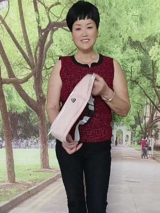 新款跑步手机袋#新款跑步手机袋运动腰包男女款健身小包户外晨跑隐形腰带携带贴身#姐妹们,你们赶紧放下手机来抢,这个防盗小腰包平时都要卖二十来块钱的啊,今天几块钱?你别看它便宜啊,别人做工质量那是不得不得差的啊,板板正正的包边包条的一个设计,而且还是三个口袋的一个设计。中间装手机,两边装纸巾啊、装钥匙,装点小零钱他都能装,而且还是一个插口的一个设计。穿戴也非常的方便,还有弹力,弹力也特别的大,人家那个内里还是透气孔的一个设计,夏天戴不闷热,出门一定要备上这么一个小腰包,装点手机啊,装点零钱他都能装,关键价格非常的划算,刷到视频的姐妹们,你们赶紧拼手速!#运动腰包#跑步腰包#多功能腰包