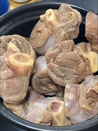 在饭店吃一顿价格,我们可以在家做三次了,它是来自内蒙古的#羔羊腿肉 它除了中间那么一小块骨头,其它全都是肉,像牛腱子一样的雪花纹理,特别适合三伏天喝羊汤,很鲜很嫩还不膻,喜欢吃羊肉的朋友一定不要错过这个#原切羊小腿 这两大包就有四斤重,无论是炖汤还是红烧都特别好吃#羊腿#电商好内容#无限回购的宝藏单品